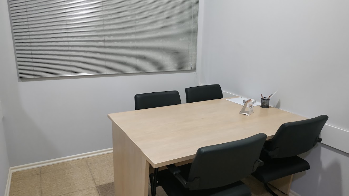 Mesa e cadeiras na sala de atendimento da Focus Group