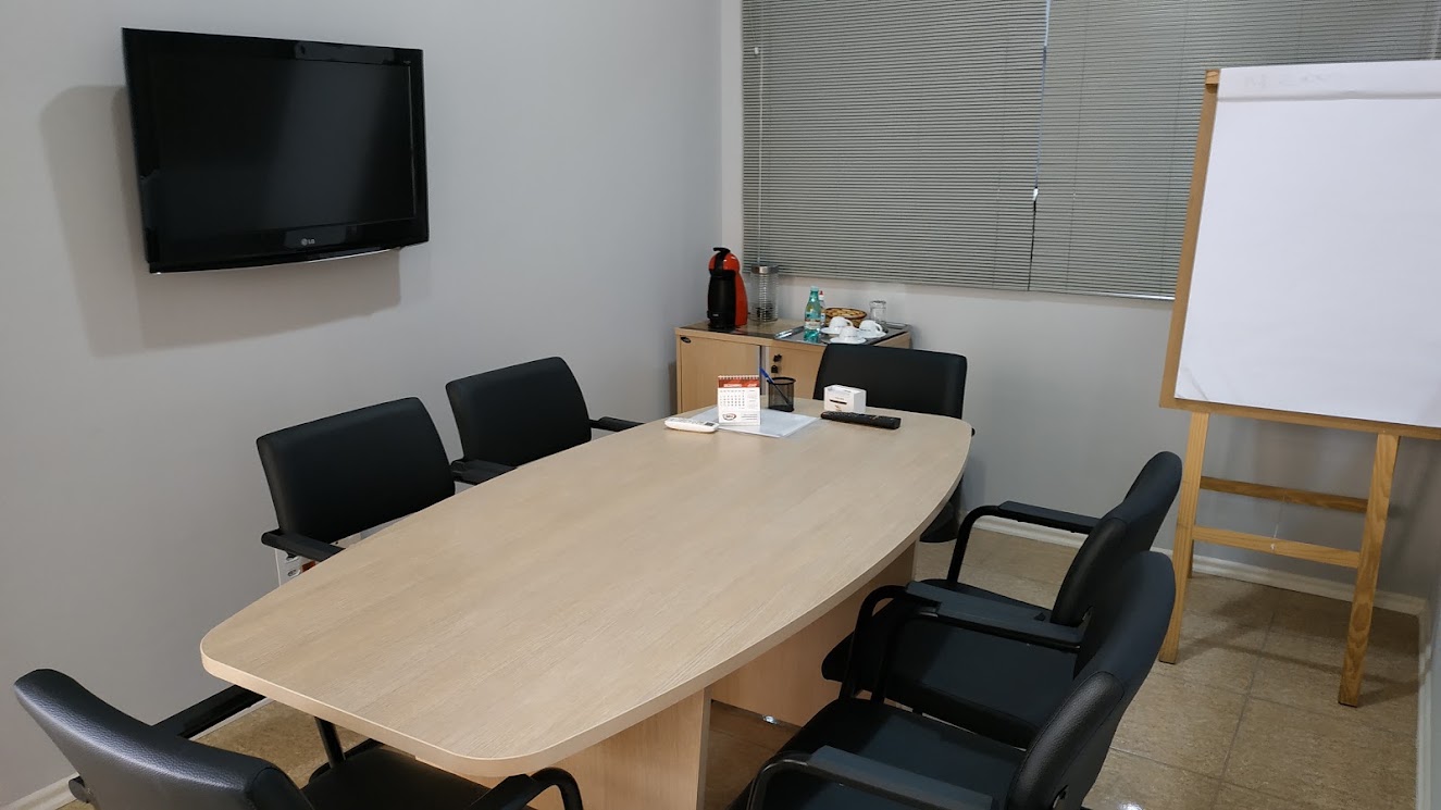 Sala de reuniões da Focus com mesa ampla e cadeiras