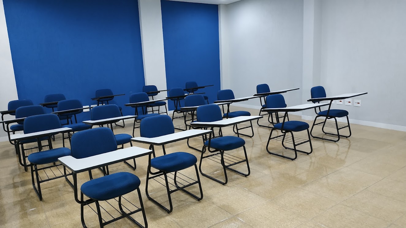 Sala de treinamento da Focus Group com mesas e cadeiras